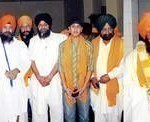 ਤਖ਼ਤ ਸੱਚਖੰਡ ਸ੍ਰੀ ਹਜ਼ੂਰ ਸਾਹਿਬ ਵਲੋਂ ਸਿੰਘ ਸਾਹਿਬ ਜਥੇ. ਬਾਬਾ ਕੁਲਵੰਤ ਸਿੰਘ, ਸ. ਰੁਪਿੰਦਰ ਸਿੰਘ ਸ਼ਾਮਪੁਰਾ, ਸ. ਜਸਵਿੰਦਰ ਸਿਘ ਧਾਲੀਵਾਲ, ਸ. ਕਲੇਰ ਅਤੇ ਸੰਗਤਾਂ ਨੂੰ ਸਨਮਾਨਿਤ ਕਰਦੇ ਹੋਏ ਅਤੇ ਗੁਰਦੁਆਰਾ ਲੰਗਰ ਸਾਹਿਬ ਦੇ ਮੁਖੀ ਸੰਤ ਬਾਬਾ ਨਰਿੰਦਰ ਸਿੰਘ ਸ. ਸ਼ਾਮਪੁਰਾ ਨੂੰ ਸਨਮਾਨ ਬਖਸ਼ਿਸ਼ ਕਰਦੇ ਹੋਏ।