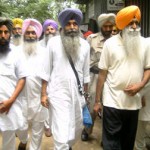 ਫ਼ਤਿਹਗੜ੍ਹ ਸਾਹਿਬ ਵਿਖੇ ਅਦਾਲਤ ਵਿੱਚ ਪੇਸ਼ੀ ਤੋਂ ਬਾਅਦ ਭਾਈ ਦਲਜੀਤ ਸਿੰਘ ਬਿੱਟੂ ਉਨ੍ਹਾਂ ਦੇ ਨਾਲ ਭਾਈ ਹਰਪਾਲ ਸਿੰਘ ਚੀਮਾ ਤੇ ਹੋਰ ਆਗੂ।(ਗੁਰਿੰਦਰਜੀਤ ਸਿੰਘ ਪੀਰਜੈਨ)