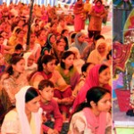 ਮੌਜੂਦ ਸ਼ਰਧਾਲੂ ਤੇ ਪ੍ਰਵਚਨ ਕਰਦੇ ਹੋਏ ਸਵਾਮੀ ਕਮਲਾਨੰਦ ਜੀ।(ਫੋਟੋ: ਸੁਨੀਲ ਬਾਂਸਲ)