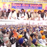 ਸੰਤ ਬਲਜੀਤ ਸਿੰਘ ਦਾਦੂਵਾਲ, ਹਰਪਾਲ ਸਿੰਘ ਚੀਮਾ ਤੇ ਹੋਰ ਪੰਥਕ ਜਥੇਬੰਦੀਆਂ ਦੀ ਲੀਡਰਸ਼ਿਪ ਅਤੇ ਕਾਨਫਰੰਸ ਵਿੱਚ ਹਾਜ਼ਰ ਆਗੂ ਤੇ ਸੰਗਤਾਂ।(ਗੁਰਿੰਦਰਜੀਤ ਸਿੰਘ ਪੀਰਜੈਨ)