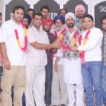 ਯਮਲਾ ਜੱਟ ਸੰਗੀਤ ਸੇਵਾ ਸੁਸਾਇਟੀ ਸ੍ਰੀ ਮੁਕਤਸਰ ਸਾਹਿਬ ਦੀ ਇਕਾਈ ਦੇ ਮੈˆਬਰਾˆ ਨੂੰ ਹਾਰ ਪਹਿਨਾਉˆਦੇ ਹੋਏ ਭੋਲਾ ਯਮਲਾ ਤੇ ਸੁਖਚੈਨ ਸਿੰਘ ਸੰਧੂ