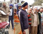 ਵਾਹਨਾਂ ਦਾ ਚਾਲਾਨ ਕਰਦੀ ਤੇ ਆਟੋ ਚਾਲਕਾਂ ਨੂੰ ਜਾਣਕਾਰੀ ਦਿੰਦੀ ਟ੍ਰੈਫਿਕ ਪੁਲਸ।(ਫੋਟੋ: ਸੁਨੀਲ ਬਾਂਸਲ)