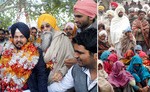 ਸੰਬੋਧਨ ਕਰਦੇ ਹੋਏ ਜਥੇ.ਸੁਖਦਰਸ਼ਨ ਸਿੰਘ ਮਰਾੜ, ਰੋਜੀ ਬਰਕੰਦੀ ਨੂੰ ਲੱਡੂਆਂ ਨਾਲ ਤੋਲਦੇ ਲੋਕ ਤੇ ਮੌਜੂਦ ਲੋਕਾਂ ਦਾ ਇੱਕਠ।(ਫੋਟੋ: ਸੁਨੀਲ ਬਾਂਸਲ)
