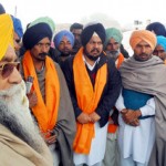 ਪਿੰਡ ਮਾਨ ਸਿੰਘ ਵਾਲਾ ਵਿਖੇ ਅਕਾਲੀ ਦਲ ’ਚ ਸ਼ਾਮਲ ਹੋਏ ਪਰਿਵਾਰਾਂ ਨੂੰ ਸਿਰੋਪਾ ਦਿੰਦੇ ਹੋਏ ਸ.ਰੋਜੀ ਬਰਕੰਦੀ।ਫੋਟੋ: ਸੁਨੀਲ ਬਾਂਸਲ