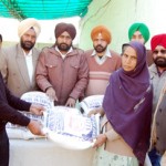 ਜਰੂਰਤਮੰਦ ਪਰਿਵਾਰਾਂ ਨੂੰ ਰਾਸ਼ਨ ਵੰਡਦੇ  ਹੋਏ ਕਲੱਬ ਦੇ ਮੈਂਬਰ।(ਫੋਟੋ: ਸੁਨੀਲ ਬਾਂਸਲ)