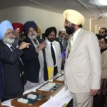 ਪੰਜਾਬ ਐਗਰੀਕਲਚਰਲ ਯੂਨੀਵਰਸਿਟੀ ਲੁਧਿਆਣਾ ਦੇ ਵਾਈਸ ਚਾਂਸਲਰ ਡਾ: ਬਲਦੇਵ ਸਿੰਘ ਢਿੱਲੋਂ ਅਤੇ ਡਾਇਰੈਕਟਰ ਖੇਤੀਬਾੜੀ ਪੰਜਾਬ ਡਾ: ਮੰਗਲ ਸਿੰਘ ਸੰਧੂ ਨਰਮੇ ਦੀਆਂ ਨਵੀਆਂ ਕਿਸਮਾਂ ਸੰਬੰਧੀ ਮਾਹਿਰਾਂ ਪਾਸੋਂ ਜਾਣਕਾਰੀ ਹਾਸਿਲ ਕਰਦੇ ਹੋਏ।