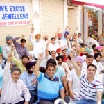 ਸਵਰਨਕਾਰ ਸੰਘ ਦੇ ਮੈਂਬਰ ਧਰਨੇ ਦੌਰਾਨ ਨਾਅਰੇਬਾਜ਼ੀ ਕਰਦੇ ਹੋਏ।(ਫੋਟੋ: ਬਾਂਸਲ)