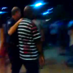 ਪੁਲਿਸ ਕਰਮਚਾਰੀ ਥੀਏਟਰ ‘ਚੋਂ ਲੋਕਾਂ ਨੂੰ ਬਾਹਰ ਕੱਢਦੇ ਹੋਏ