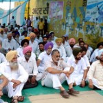 ਡਿਪਟੀ ਕਮਿਸ਼ਨਰ ਦਫ਼ਤਰ ਦੇ ਅੱਗੇ ਧਰਨੇ ਨੂੰ ਸੰਬੋਧਨ ਕਰਦੇ ਹੋਏ ਹਨੀ ਫੱਤਣਵਾਲਾ।(ਫੋਟੋ : ਸੁਨੀਲ ਬਾਂਸਲ)