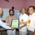 ਡਾ. ਦਰਸ਼ਨ ਸਿੰਘ ਆਸ਼ਟ ਦਾ ਸਨਮਾਨ ਕਰਦੇ ਹੋਏ ਸਕੂਲ ਦੇ ਮੁੱਖ ਪ੍ਰਬੰਧਕ ਸ੍ਰੀ ਰਾਜਕੁਮਾਰ ਅਤੇ ਹੋਰ ਸ਼ਖ਼ਸੀਅਤਾਂ