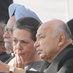 The President, Shri Pranab Mukherjee, the Vice President, Shri Mohd. Hamid Ansari, the Prime Minister, Dr. Manmohan Singh, the Union Home Minister, Shri Sushil Kumar Shinde and the Chairperson, National Advisory Council, Smt. Sonia Gandhi at the  cremation of the former Prime Minister, Shri Inder Kumar Gujral, at Smriti Sthal, in Delhi on December 01, 2012.