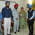 Principal Dr. Surinder Bangar and faculty members presenting momento to Dr. Jagdish Kaur Wadia(1).sm