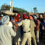 ਬਸ ਦੀ ਲਪੇਟ ਵਿੱਚ ਆਇਆ ਸਕੂਟਰ ਅਤੇ ਲੋਕਾਂ ਨੂੰ ਸ਼ਾਂਤ ਕਰ ਰਹੀ ਪੁਲੀਸ।
