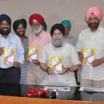 ਡਾ.ਜਸਪਾਲ ਸਿੰਘ ਉਪ ਕੁਲਪਤੀ ਅਤੇ ਤਰਲੋਚਨ ਸਿੰਘ ਸਾਬਕਾ ਰਾਜ ਸਭਾ ਮੈਂਬਰ ਅਤੇ ਚੇਅਰਮੈਨ ਘੱਟ ਗਿਣਤੀ ਕਮਿਸ਼ਨ ਭਾਰਤ ਸਰਕਾਰ ਉਜਾਗਰ ਸਿੰਘ ਦੀ ਪੁਸਤਕ –ਪਟਿਆਲਾ ਵਿਰਾਸਤ ਦੇ ਰੰਗ -ਲੋਕ ਅਰਪਣ ਕਰਦੇ ਹੋਏ। ਉਹਨਾਂ ਨਾਲ ਞੁਜਾਗਰ ਸਿੰਘ,ਪ੍ਰੋ.ਕਿਰਪਾਲ ਸਿੰਘ ਬਡੂੰਗਰ,ਡਾ.ਹਰਜਿੰਦਰਪਾਲ ਸਿੰਘ ਵਾਲੀਅ ਅਤੇ ਪੰਮੀ ਬਾਈ ਖੜ੍ਹੇ ਹਨ।