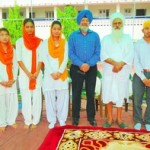 ਮੈਰਿਟ ਵਿਚ ਆਏ ਵਿਦਿਆਰਥੀ ਬਾਬਾ ਸੇਵਾ ਸਿੰਘ ਕਾਰ ਸੇਵਾ ਵਾਲਿਆਂ ਅਤੇ ਹੋਰ ਸ਼ਖ਼ਸੀਅਤਾਂ ਨਾਲ