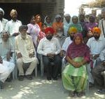 ਪਿੰਡ ਰਤਨਪਾਲੋਂ ਦੇ ਜਰਨੈਲ ਸਿੰਘ ਅਤੇ ਹੋਰ ਪਿੰਡ ਵਾਸੀ ਪੱਤਰਕਾਰਾਂ ਨੂੰ ਜਾਣਕਾਰੀ ਦਿੰਦੇ ਹੋਏ