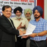 ਸਿੱਖਿਆ ਮੰਤਰੀ ਡਾ.ਦਲਜੀਤ ਸਿੰਘ ਚੀਮਾ, ਪ੍ਰਮੁੱਖ ਸਕੱਤਰ ਸਿੱਖਿਆ ਸ੍ਰੀਮਤੀ ਅੰਜਲੀ ਭਾਵੜਾ ਅਤੇ ਸਕੱਤਰ ਤਕਨੀਕੀ ਸਿੱਖਿਆ ਸ੍ਰੀ ਰਾਕੇਸ਼ ਵਰਮਾ ਦੀ ਹਾਜ਼ਰੀ ਵਿੱਚ ਐਨ.ਐਸ.ਡੀ.ਸੀ. ਦੇ ਸੀ.ਈ.ਓ. ਸ੍ਰੀ ਅਤੁਲ ਭਟਨਾਗਰ ਅਤੇ ਡੀ.ਜੀ.ਐਸ.ਈ. ਸ੍ਰੀ ਜੀ.ਕੇ.ਸਿੰਘ ਐਮ.ਓ.ਯੂ. ਸਹੀਬੰਦ ਕਰਦੇ ਹੋਏ