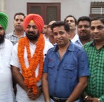 ਸੁਖਮਿੰਦਰਪਾਲ ਸਿੰਘ ਗਰੇਵਾਲ ਦਾ ਸਨਮਾਨ ਕਰਦੇ ਹੋਏ ਅਸੋਕ ਨਗਰ ਦੇ ਭਾਜਪਾ ਆਹੁਦੇਦਾਰ ਅਤੇ ਵਰਕਰ।
ਵਧੇਰੇ ਜਾਣਕਾਰੀ ਲਈ