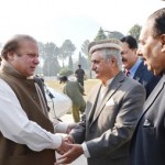 ਏਜੇ ਐਂਡ ਕੇ ਦੇ ਪੀਐਮ ਅਤੇ ਰਾਸ਼ਟਰਪਤੀ ਮੁਜ਼ਫਰਾਬਾਦ ‘ਚ ਪ੍ਰਧਾਨਮੰਤਰੀ ਸ਼ਰੀਫ਼ ਦਾ ਸਵਾਗਤ ਕਰਦੇ ਹੋਏ