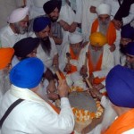 P JATHEDAR SAHIBAN & BABA JI DOING KARSEWA.resized