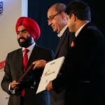 ਗੁਲਜ਼ਾਰ ਗਰੁੱਪ ਦੇ ਐਗਜ਼ੈਕਟਿਵ ਡਾਇਰੈਕਟਰ ਗੁਰਕੀਰਤ ਸਿੰਘ ਸਿੰਗਾਪੁਰ ਵਿਚ ਮੁੱਖ ਮਹਿਮਾਨ ਸ਼ਸ਼ੀ ਸਾਕਲਾਨੀ ਤੋਂ ਐਵਾਰਡ ਹਾਸਿਲ ਕਰਦੇ ਹੋਏ।