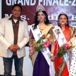 ਫੋਟੋ ਕੈਪਸ਼ਨ ਸੰਸਥਾ ਦੇ ਚੇਅਰਮੇਨ ਸ੍ਰ ਰਣਜੀਤ ਸਿੰਘ ਧਾਲੀਵਾਲ ਮਿਸਿਜ ਯੂਰਪ ਇੰਡੀਆ 15 ਦੇ ਜੇਤੂਆਂ ਨਾਲ।