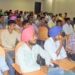 ਗੁਲਜ਼ਾਰ ਗਰੁੱਪ ਦੇ ਐਗਜ਼ੈਕਟਿਵ ਡਾਇਰੈਕਟਰ ਗੁਰਕੀਰਤ ਸਿੰਘ ਇੰਜੀਨੀਅਰਿੰਗ ਦਿਹਾੜੇ ਮੌਕੇ ਸਨਮਾਨਿਤ ਕੀਤੇ ਅਧਿਆਪਕਾਂ ਨਾਲ ।