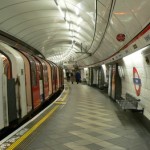 London_Underground_Central_Line_at_Bank_station_2005-12-10_01.resized