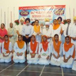 ਸਨਮਾਨਿਤ ਬੱਚਿਆਂ ਨਾਲ ਬਾਬਾ ਬਲਵਿੰਦਰ ਸਿੰਘ ਅਤੇ ਸਮੂਹ ਪੱਤਵੰਤੇ