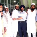 ਪ੍ਰਧਾਨ ਗੁਲਜਾਰ ਮੁਹਮੰਦ ਐਸ.ਪੀ.ਓਬਰਾਏ ਨੂੰ ਗਲੇ ਮਿਲੇ ਇੱਕੇ ਦੂਸਰੇ ਨੂੰ ਈਦ ਦੀਆਂ ਮੁਬਾਰਕਾਂ ਦਿੰਦੇ ਹੋਏ ਨਾਲ ਮੁਸਲਿਮ ਭਾਈਚਾਰੇ ਦੇ ਲੋਕ