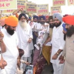 ਭਿੱਖੀਵਿੰਡ ਵਿਖੇ ਕਾਂਗਰਸੀ ਆਗੂਆਂ ਦਾ ਪੁਤਲਾ ਫੂਕਦੇ ਹੋਏ ਵਿਧਾਇਕ ਵਿਰਸਾ ਸਿੰਘ ਵਲਟੋਹਾ ਆਦਿ ਅਕਾਲੀ ਆਗੂ