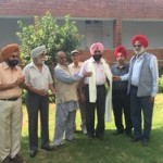 ਕੈਪਟਨ ਗੁਰਜੀਵਨ ਸਿੰਘ ਸਿੱਧੂ ਨੂੰ ਐਲਡਰਜ਼ ਸੋਸਾਇਟੀ ਦੇ ਮੈਂਬਰ ਸਨਮਾਨਤ ਕਰਦੇ ਹੋਏ