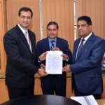 ਐਲ ਸੀ ਈ ਟੀ ਦੇ ਚੇਅਰਮੈਨ ਵਿਜੇ ਗੁਪਤਾ ਅਤੇ ਹੋਰ  ਪ੍ਰੋ ਪ੍ਰਤੀਕ ਕਾਲੀਆ ਨੂੰ ਸਨਮਾਨਿਤ ਕਰਦੇ ਹੋਏ