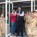 ਕੈਪਸ਼ਨ-ਸੰਬੋਧਨ ਕਰਦੇ ਗੁਰਮੀਤ ਕੁਲਾਰ ਅਤੇ ਰੰਗਾ ਰੰਗ ਪ੍ਰੋਗਰਾਮ ਅਤੇ ਕਵਿਤਵਾਂ ਪੇਸ਼ ਕਰਦੀਆਂ ਕੁੜੀਆਂ