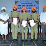 ਬਾਬਾ ਸੇਵਾ ਸਿੰਘ ਜੀ ਐੱਨ.ਡੀ.ਏ 'ਚ ਭਰਤੀ ਹੋਣ ਵਾਲੇ ਵਿਦਿਆਰਥੀਆਂ ਨੂੰ ਚੈੱਕ ਦੇ ਕੇ ਸਨਮਾਨਿਤ ਕਰਦੇ ਹੋਏ