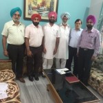 ਖੱਬੇ ਤੋਂ ਸੱਜੇ ਸਰਬ ਸ਼੍ਰੀ ਕੁਲਦੀਪ ਸਿੰਘ ਸੇਖੋਂ, ਅਸ਼ੋਕ ਰੌਣੀ ਡਿਪਟੀ ਡਾਇਰੈਕਟਰ ਮਿਲਕਫੈਡ, ਗੁਰਜੀਤ ਗੁਰੀ ਸਾਬਕਾ ਕੌਂਸਲਰ, ਉਜਾਗਰ ਸਿੰਘ, ਸੁਖਦੇਵ ਮਹਿਤਾ ਅਤੇ ਸੁਰਜੀਤ ਸਿੰਘ ਖੜ੍ਹੇ ਹਨ।