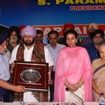 ਕੈਪਟਨ ਅਮਰਿੰਦਰ ਸਿੰਘ ਨੂੰ ਸਨਮਾਨਿਤ ਕਰਦੇ ਹੋਏ ਸ੍ਰ. ਪਰਮਜੀਤ ਸਿੰਘ ਸਰਨਾ ਤੇ ਨਾਲ ਖੜੀ ਮਹਾਰਾਣੀ ਪਰਨੀਤ ਕੌਰ ਤੇ ਹੋਰ।