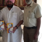 ਉਜਾਗਰ ਸਿੰਘ ਆਪਣੀ ਪੁਸਤਕ ਪਟਿਆਲਾ ਵਿਰਾਸਤ ਦੇ ਰੰਗ ਕੈਪਟਨ ਅਮਰਿੰਦਰ ਸਿੰਘ ਮੁੱਖ ਮੰਤਰੀ ਪੰਜਾਬ ਨੂੰ ਭੇਂਟ ਕਰਦੇ ਹੋਏ।