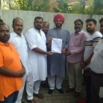 ਪਾਲਾ ਢੰਡਾਰੀ ਨੂੰ ਨਿਯੁਕਤੀ ਪੱਤਰ ਦਿੰਦੇ ਹੋਏ ਰਵਨੀਤ ਸਿੰਘ ਬਿੱਟੂ, ਚੇਤਨ ਧਾਲੀਵਾਲ ਤੇ ਹੋਰ।