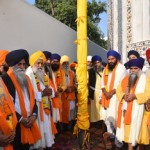 ਗੁਰਦਵਾਰਾ ਥੜ੍ਹਾ ਸਾਹਿਬ ਵਿਖੇ ਨਵਾਂ ਨਿਸ਼ਾਨ ਸਾਹਿਬ ਸਥਾਪਿਤ ਕਰਨ ਮੌਕੇ ਸ੍ਰੀ ਅਕਾਲ ਤਖ਼ਤ ਸਾਹਿਬ ਦੇ ਜਥੇਦਾਰ ਸਿੰਘ ਸਾਹਿਬ ਗਿਆਨੀ ਗੁਰਬਚਨ ਸਿੰਘ, ਦਮਦਮੀ ਟਕਸਾਲ ਦੇ ਮੁਖੀ ਸੰਤ ਗਿਆਨੀ ਹਰਨਾਮ ਸਿੰਘ ਖ਼ਾਲਸਾ ਅਤੇ ਸੰਗਤਾਂ ।