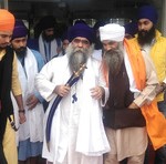 ਸੰਤ ਹਰਨਾਮ ਸਿੰਘ ਖ਼ਾਲਸਾ ਪੱਤਰਕਾਰਾਂ ਨਾਲ ਗੱਲਬਾਤ ਕਰਦੇ ਹੋਏ।