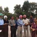 ਸੀਨੀਅਰ ਸਿਟੀਜ਼ਨਜ਼ ਸੋਸਾਇਟੀ ਅਰਬਨ ਅਸਟੇਟ ਦੇ ਅਹੁਦੇਦਾਰ ਡਾ.ਨਰਕੀਸ਼ ਅਰੁਮੁਗਮ ਨੂੰ ਸਨਮਾਨਤ ਕਰਦੇ ਹੋਏ