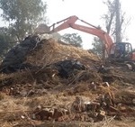 ਜੇ.ਸੀ.ਬੀ. ਮਸ਼ੀਨ ਨਾਲ ਢਹਿ ਢੇਰੀ ਹੋਏ ਮਕਾਨ ਦੇ ਮਲਬੇ ਨੂੰ ਚੁਕਵਾਉਂਦੇ ਹੋਏ।