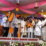 ਸ਼੍ਰੋਮਣੀ ਕਮੇਟੀ ਪ੍ਰਧਾਨ ਭਾਈ ਗੋਬਿੰਦ ਸਿੰਘ ਲੌਂਗੋਵਾਲ ਨੂੰ ਸਨਮਾਨਿਤ ਕਰਦੇ ਹੋਏ ਦਮਦਮੀ ਟਕਸਾਲ ਦੇ ਮੁਖੀ ਸੰਤ ਗਿਆਨੀ ਹਰਨਾਮ ਸਿੰਘ ਖ਼ਾਲਸਾ ਆਦਿ ਮੌਜੂਦ ਸਨ।