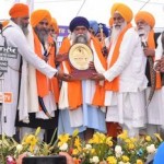 ਸੰਤ ਭਿੰਡਰਾਂਵਾਲਿਆਂ ਦੇ ਜਨਮ ਅਸਥਾਨ ਗੁਰਦਵਾਰਾ ਸੰਤ ਖ਼ਾਲਸਾ ਦਾ ਉਦਘਾਟਨ ਮੌਕੇ ਸੰਤ ਗਿਆਨੀ ਹਰਨਾਮ ਸਿੰਘ ਨੂੰ ਸਨਮਾਨਿਤ ਕਰਦੇ ਹੋਏ ਜਥੇਦਾਰ ਗਿਆਨੀ ਗੁਰਬਚਨ ਸਿੰਘ ਤੇ ਹੋਰ