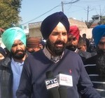 ਪ੍ਰੈਸ ਨਾਲ ਗੱਲਬਾਤ ਕਰਦੇ ਹੋਏ ਸ: ਬਿਕਰਮ ਸਿੰਘ ਮਜੀਠੀਆ