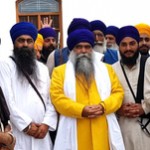 ਦਮਦਮੀ ਟਕਸਾਲ ਦੇ ਮੁਖੀ ਬਾਬਾ ਹਰਨਾਮ ਸਿੰਘ ਖ਼ਾਲਸਾ ਪੱਤਰਕਾਰਾਂ ਨਾਲ ਗੱਲਬਾਤ ਕਰਦੇ ਹੋਏ।