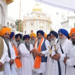 ਗੁ: ਥੜ੍ਹਾ ਸਾਹਿਬ ਦੀ ਸੇਵਾ ਸੰਪੂਰਨ ਹੋਣ ’ਤੇ ਭਾਈ ਗੋਬਿੰਦ ਸਿੰਘ ਲੌਂਗੋਵਾਲ ਨੂੰ ਪ੍ਰਬੰਧ ਸੌਂਪਦੇ ਹੋਏ ਦਮਦਮੀ ਟਕਸਾਲ ਦੇ ਮੁਖੀ ਬਾਬਾ ਹਰਨਾਮ ਸਿੰਘ ਖ਼ਾਲਸਾ ਤੇ ਹੋਰ।