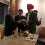 ਸ੍ਰੀ ਸੀਤਾ ਰਾਮ ਲਹਿਰੀ ਅਤੇ ਉਜਾਗਰ ਸਿੰਘ ਡਾ ਓਮ ਪ੍ਰਕਾਸ਼ ਜਸੂਜਾ ਨੂੰ ਪੁਸਤਕਾਂ ਦਾ ਸੈਟ ਭੇਂਟ ਕਰਦੇ ਹੋਏ।