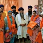 ਦਮਦਮੀ ਟਕਸਾਲ ਦੇ ਮੁਖੀ ਬਾਬਾ ਹਰਨਾਮ ਸਿੰਘ ਖ਼ਾਲਸਾ ਪਿੰਡ ਡੇਕਵਾਲਾ ਵਿਖੇ ਭਾਈ ਜਗਤਾਰ ਸਿੰਘ ਤਾਰਾ ਦੇ ਪਰਿਵਾਰਕ ਮੈਂਬਰਾਂ ਨੂੰ ਸਨਮਾਨਿਤ ਕਰਦੇ ਹੋਏ।